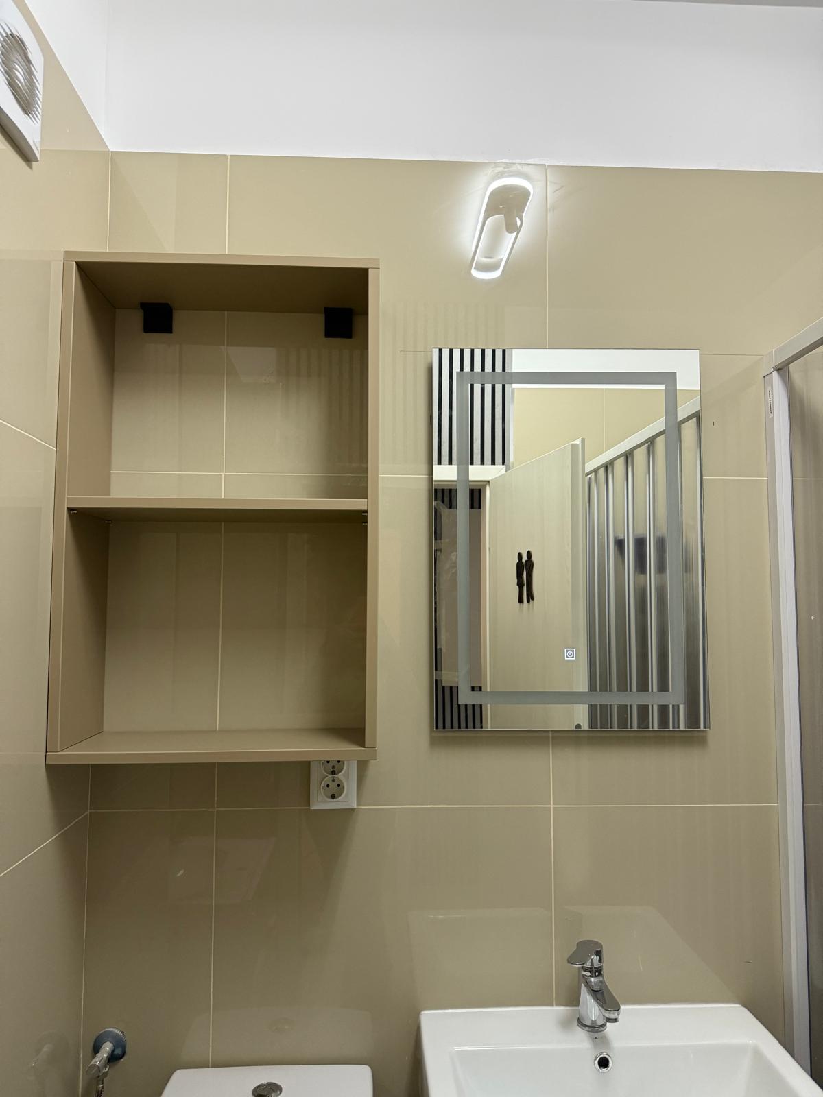 Baie renovată cu finisaje contemporane