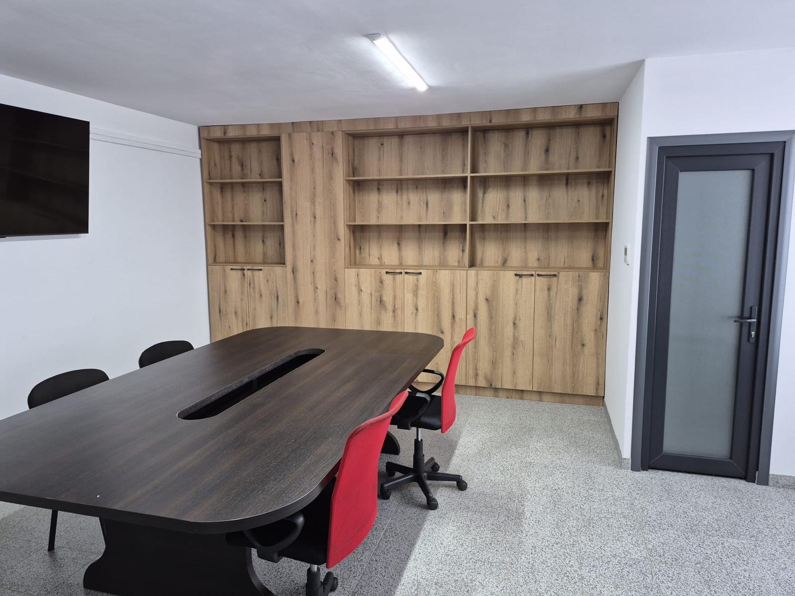 Masă de conferință și bibliotecă realizate la comandă