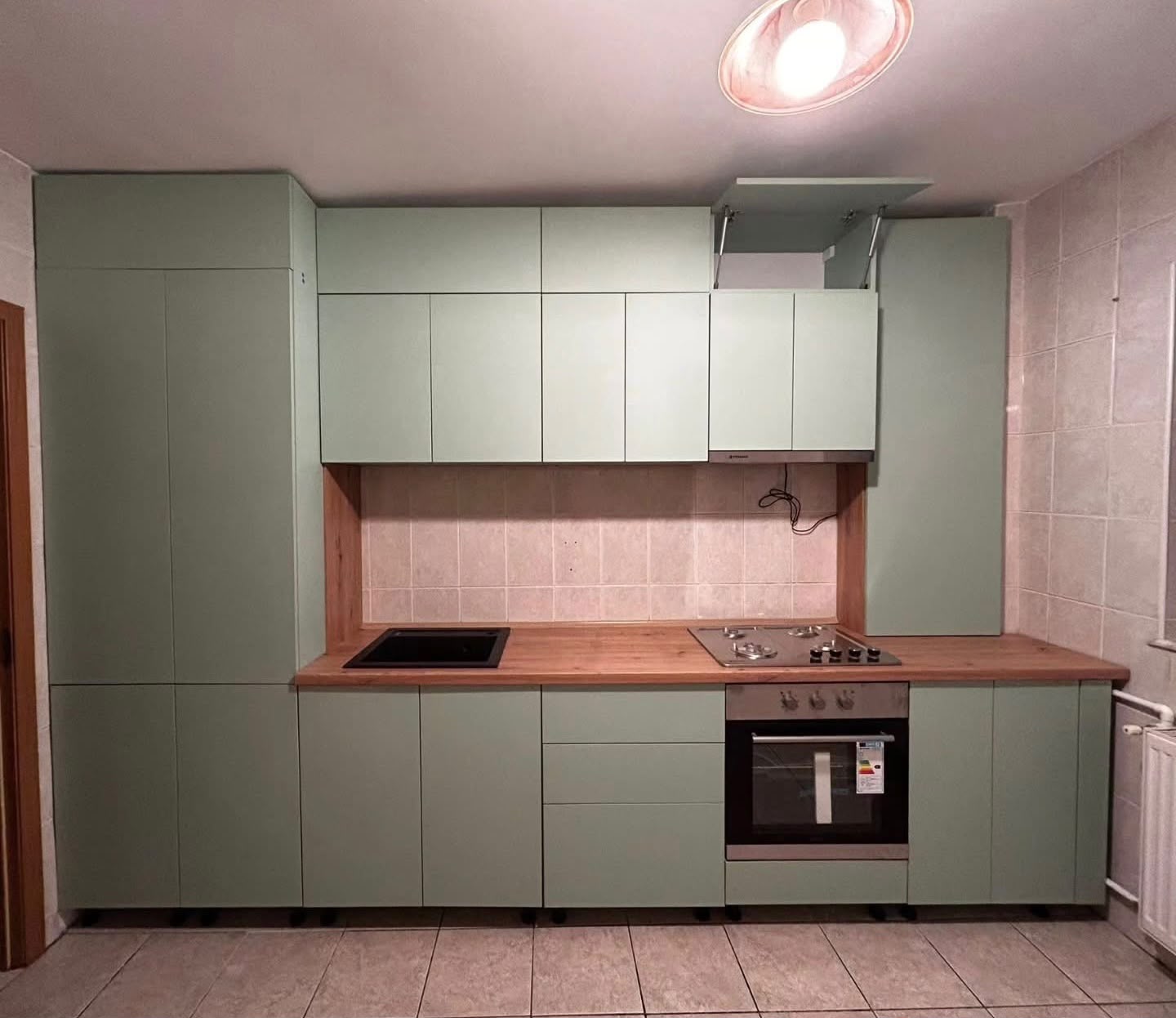 Bucătărie contemporană cu mobilier la comandă
