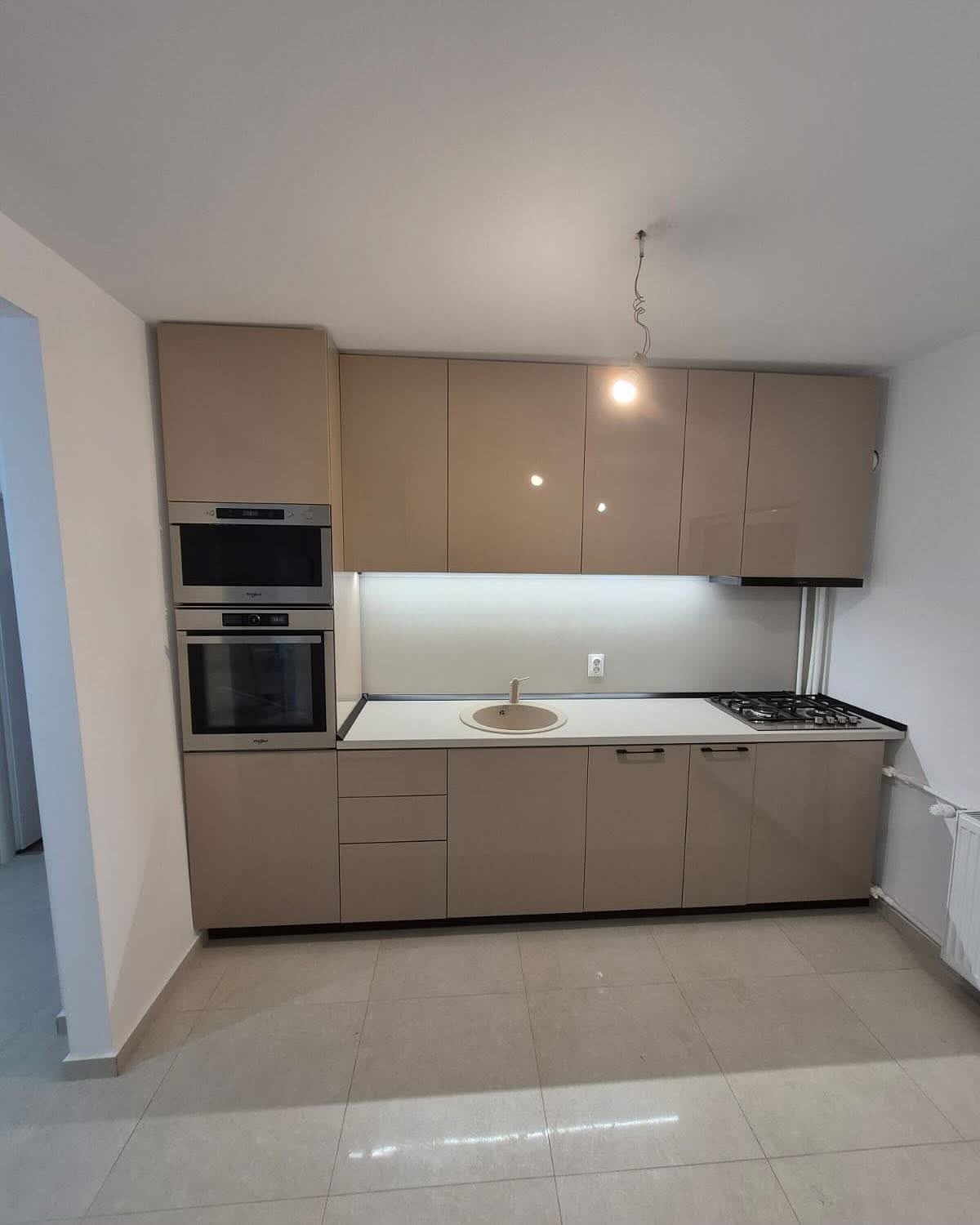 Bucătărie modernă cu mobilier realizat pe dimensiunile spațiului
