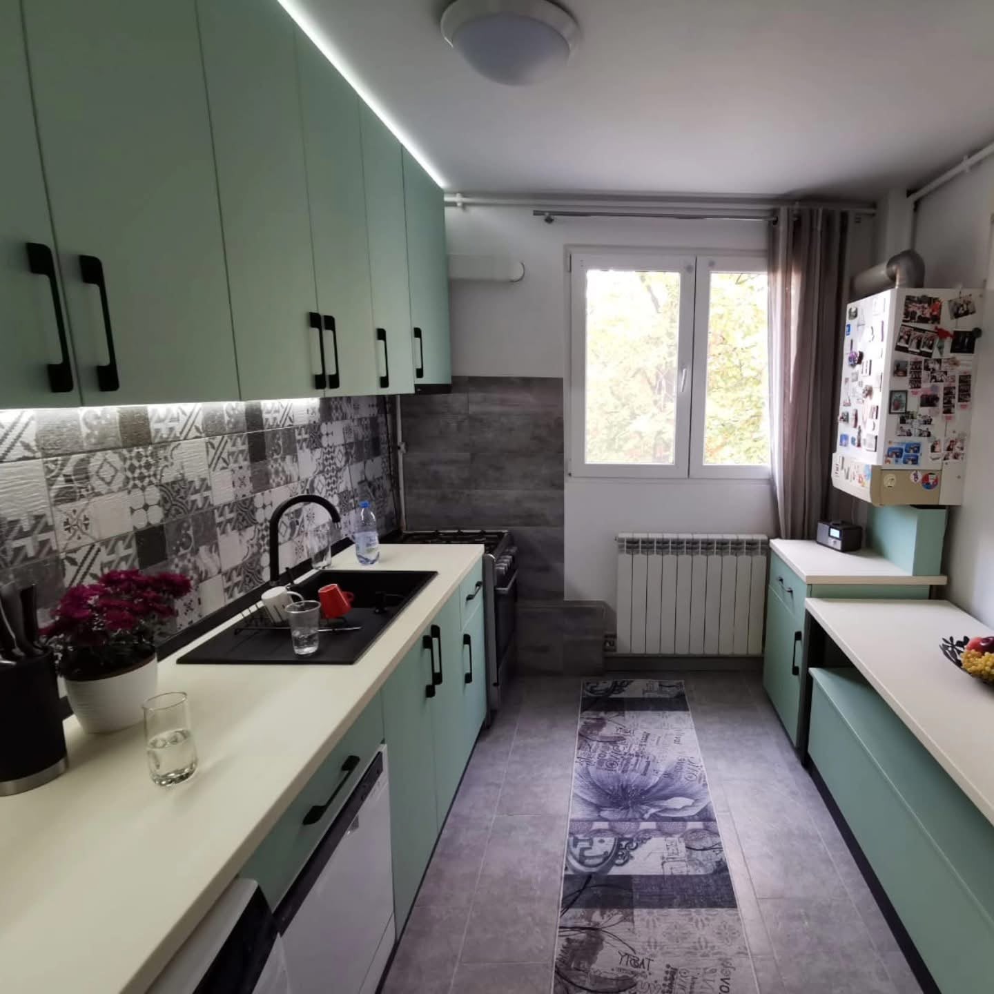 Bucătărie cu depozitare integrată și finisaje atent combinate