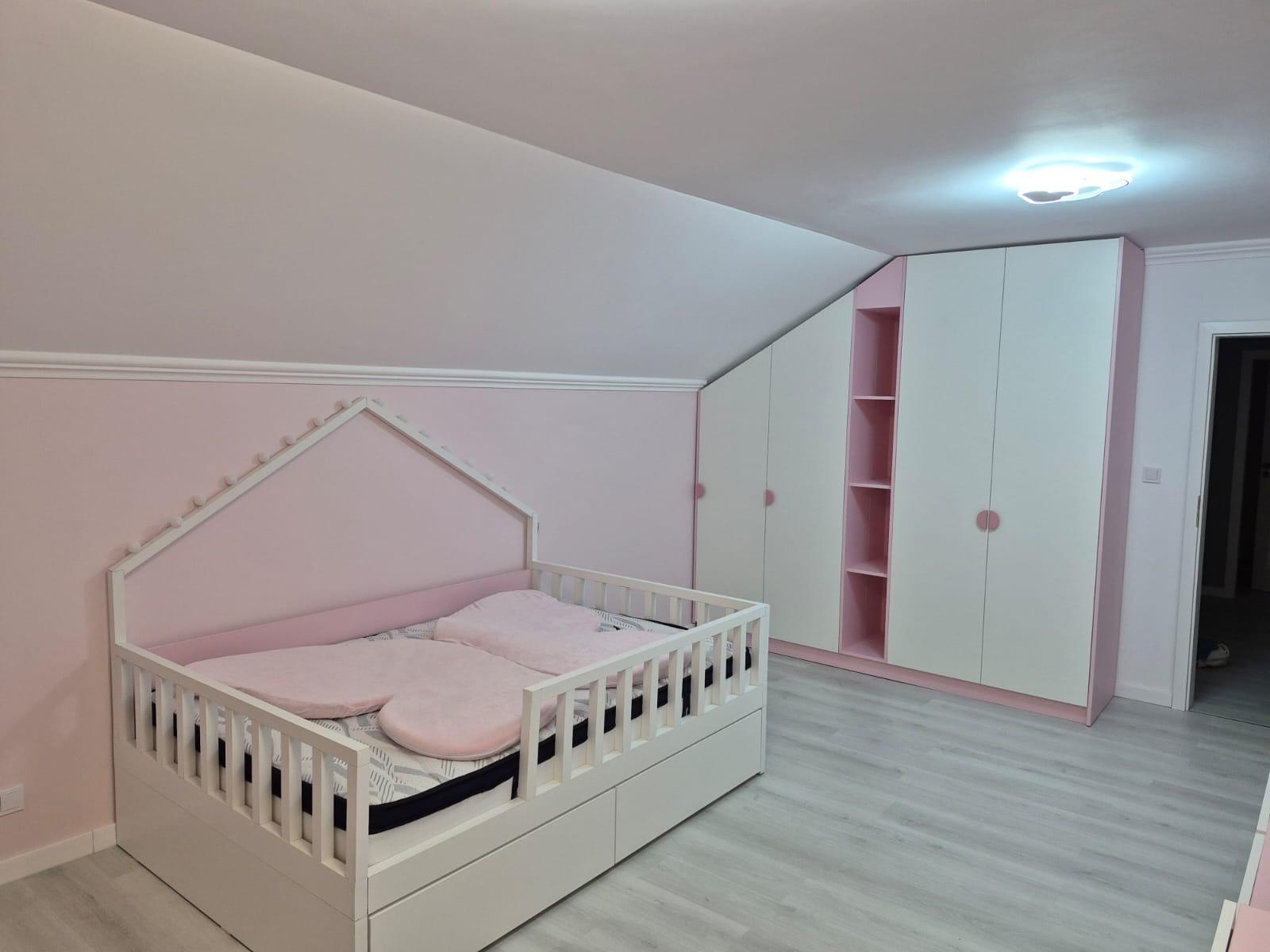 Pat și dulap realizate pentru o cameră de copil la mansardă