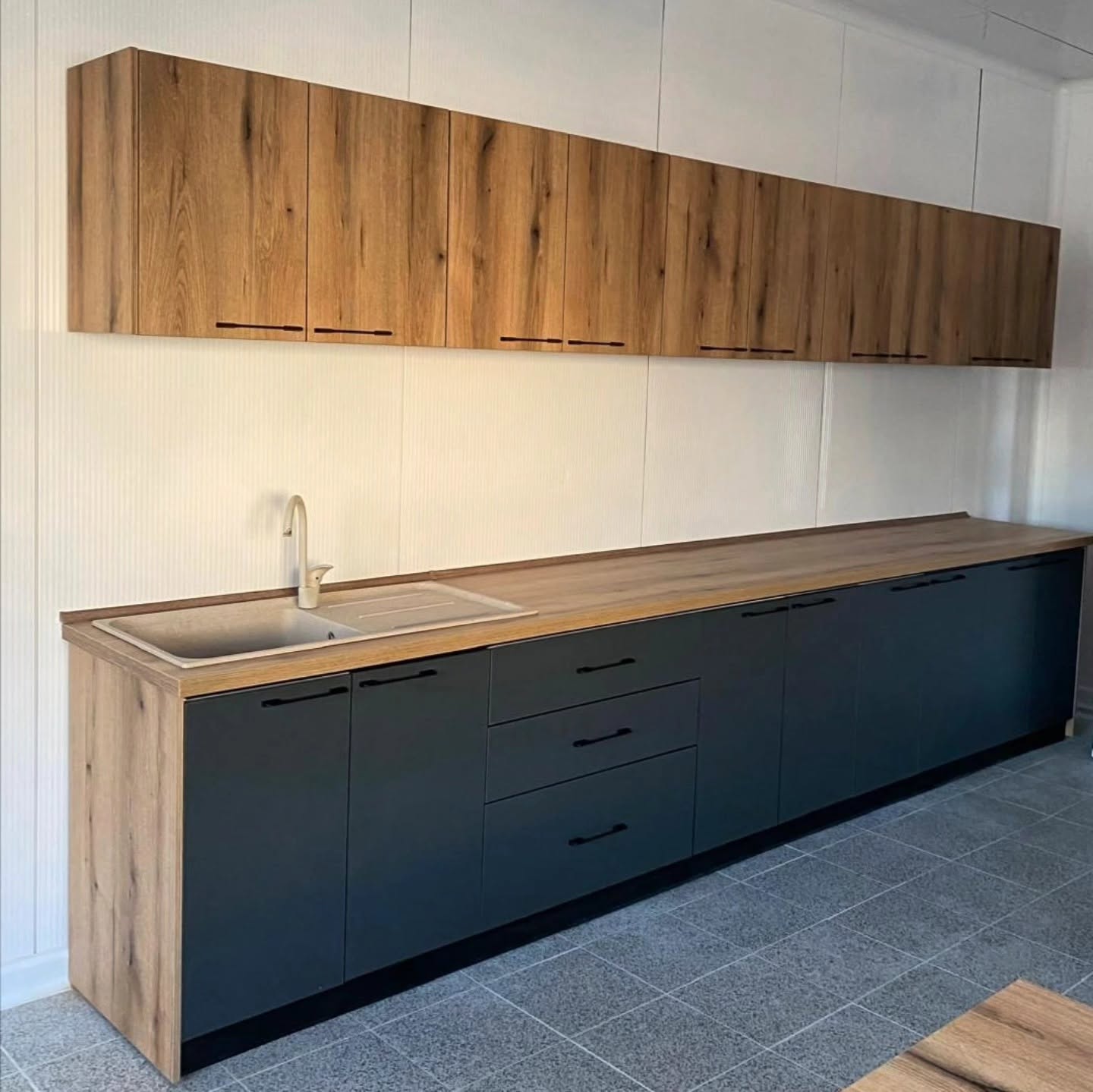 Mobilier de chicinetă în finisaj negru și lemn pentru spațiu profesional