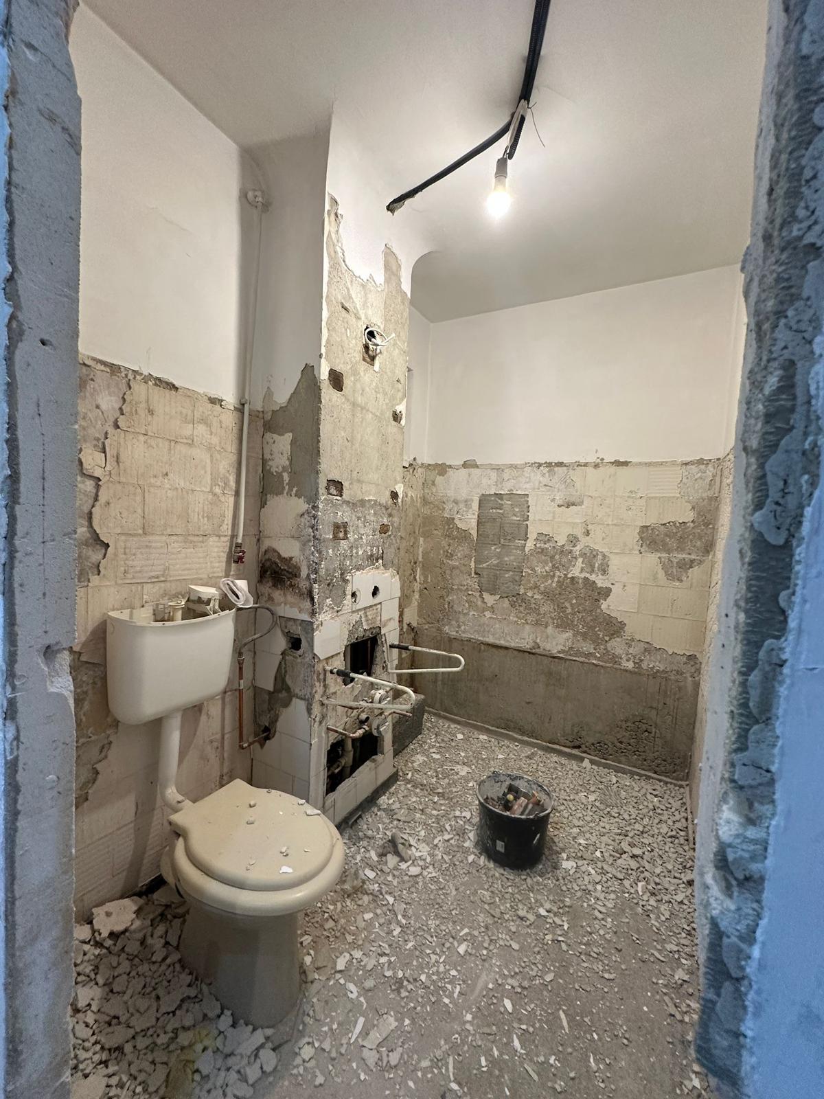 Baie înainte de renovare, în etapa de demolare