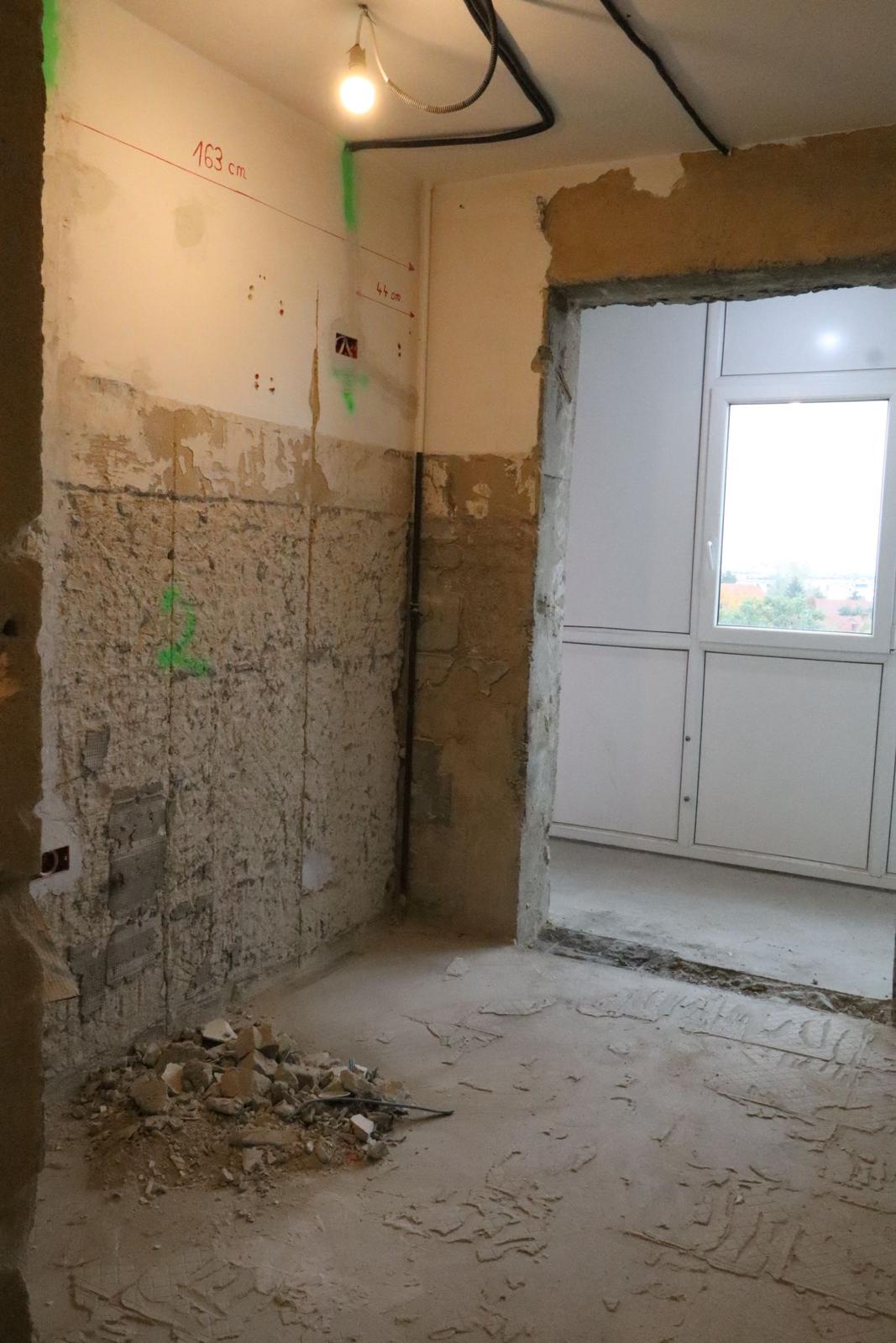Bucătărie înainte de renovare, în etapa de decopertare
