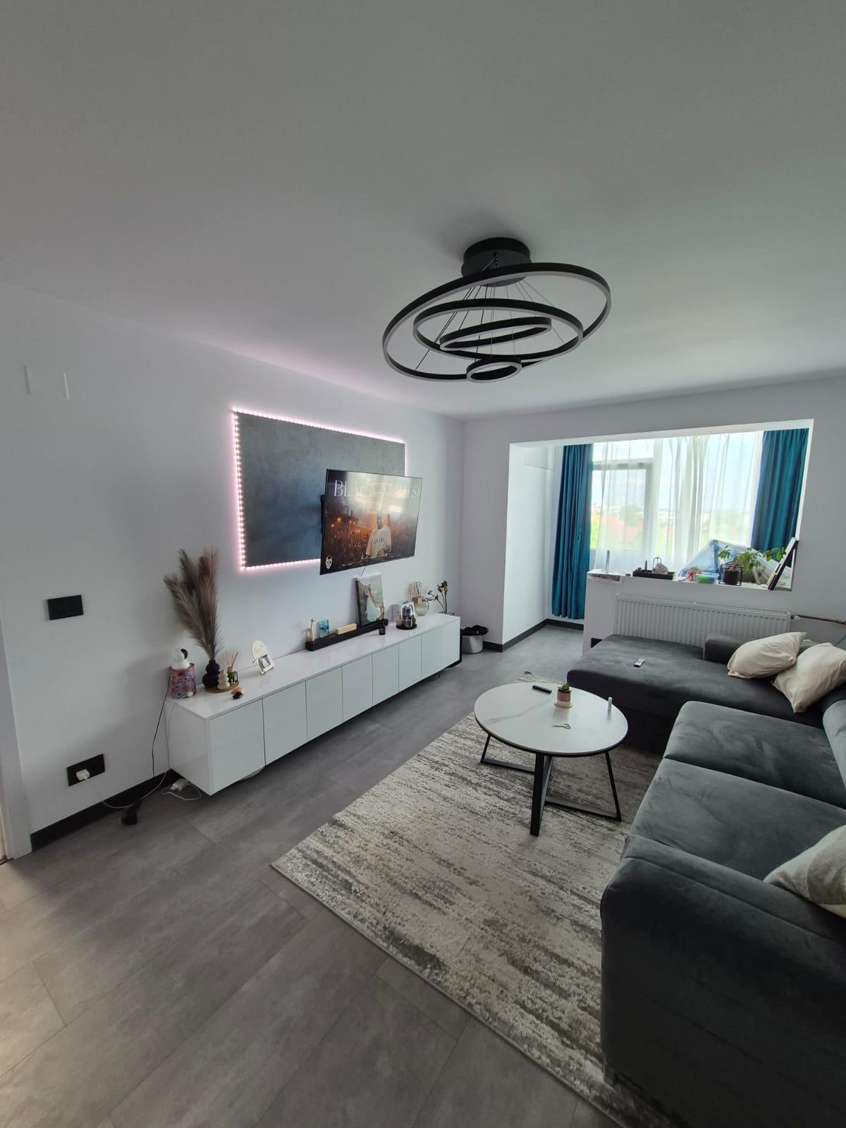 Living după renovare, amenajat în tonuri neutre
