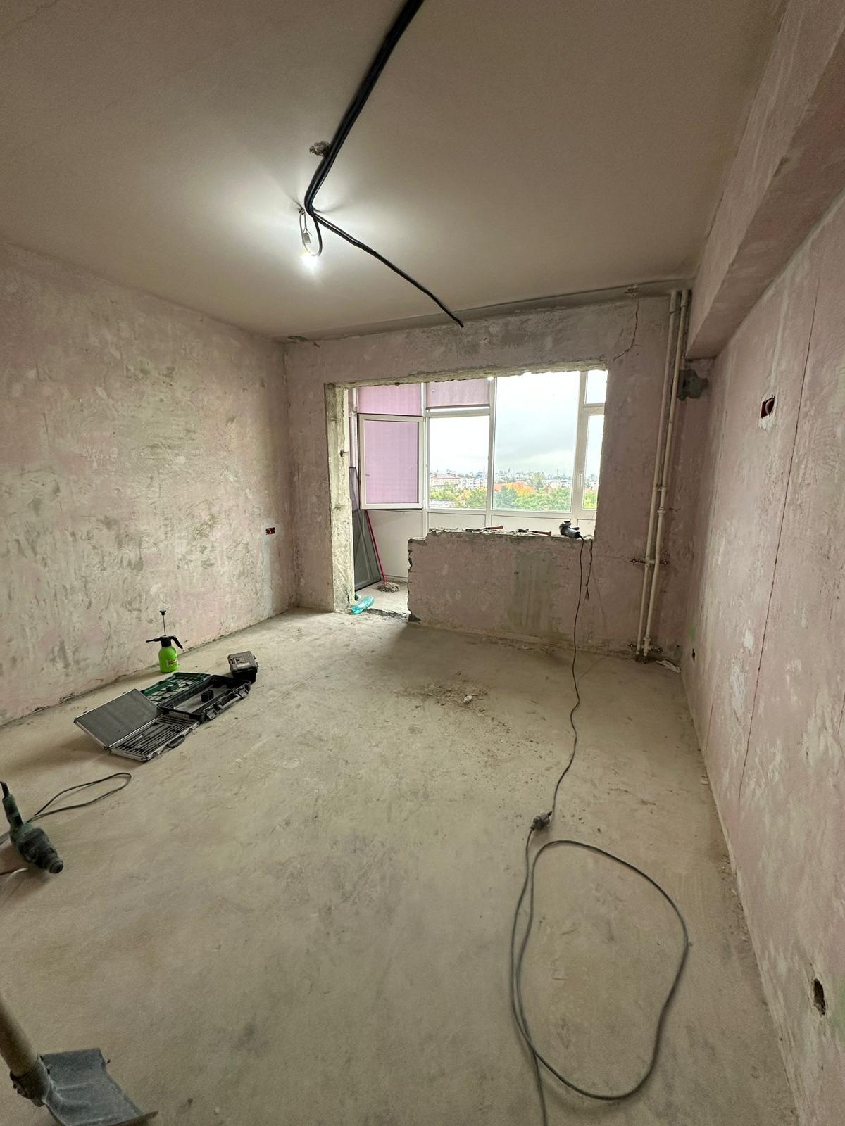 Living înainte de renovare, în etapa de pregătire a pereților