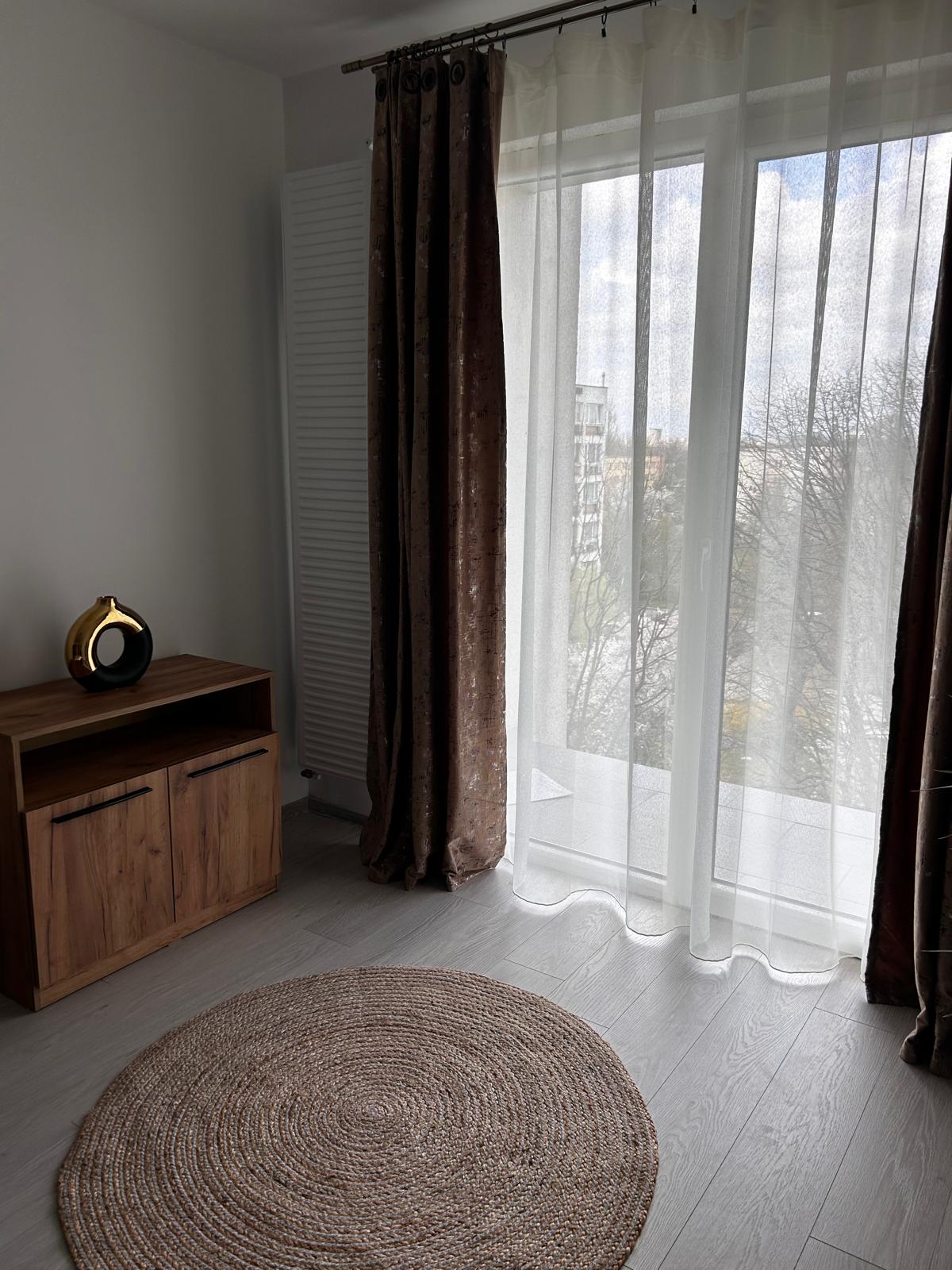 Detaliu cu perdele și mobilier din dormitorul Sofia
