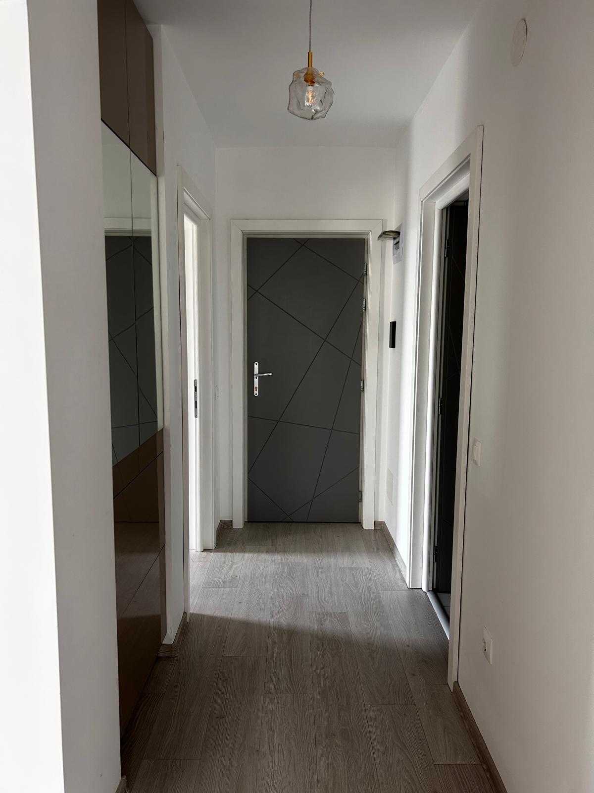 Intrare amenajată cu mobilier integrat